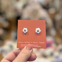 Dot Creative mini porcelain daisy stud earrings